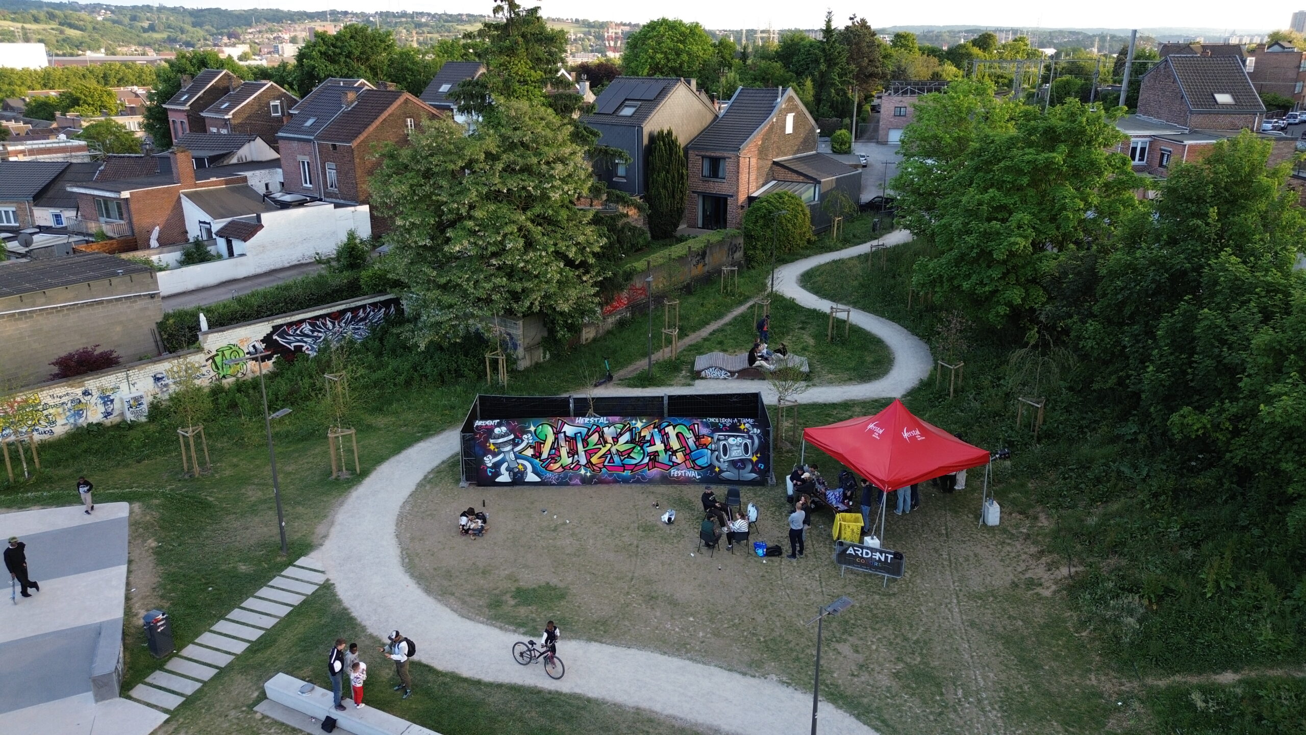Fresque graffiti colorée du Herstal Urban Festival 2025, réalisée par Ardent Colors vue Drone